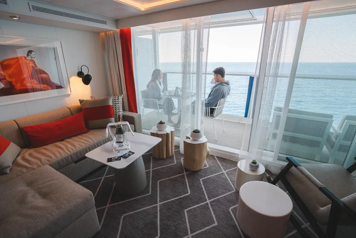 Celebrity_Cruises_suite_living_room_34e8905995.webp