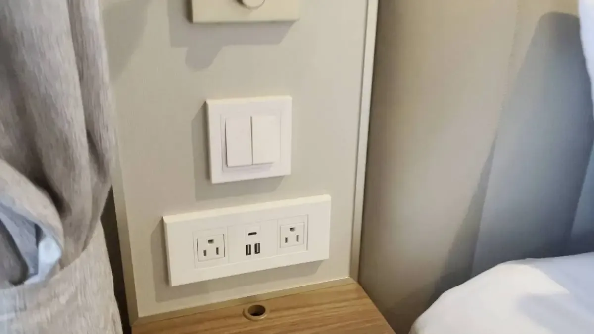 Disney_Cruise_Line_electric_outlets_plugs_6feedb83d9.webp