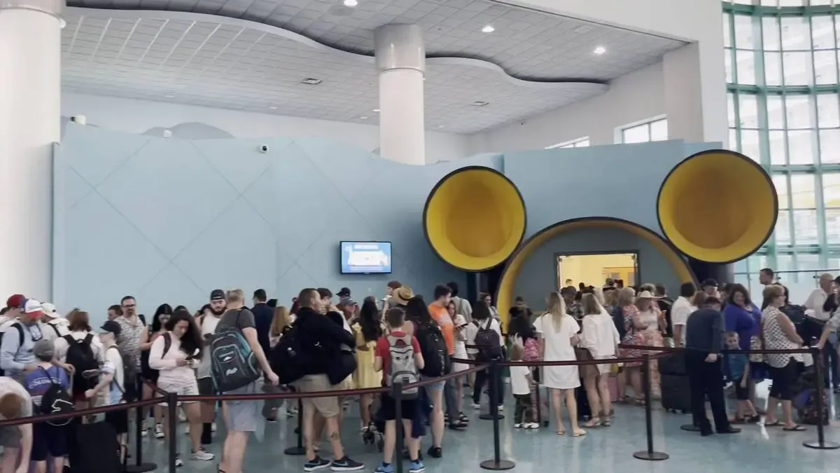 Disney_Cruise_Line_terminal_line_entrance_b91c342095.webp