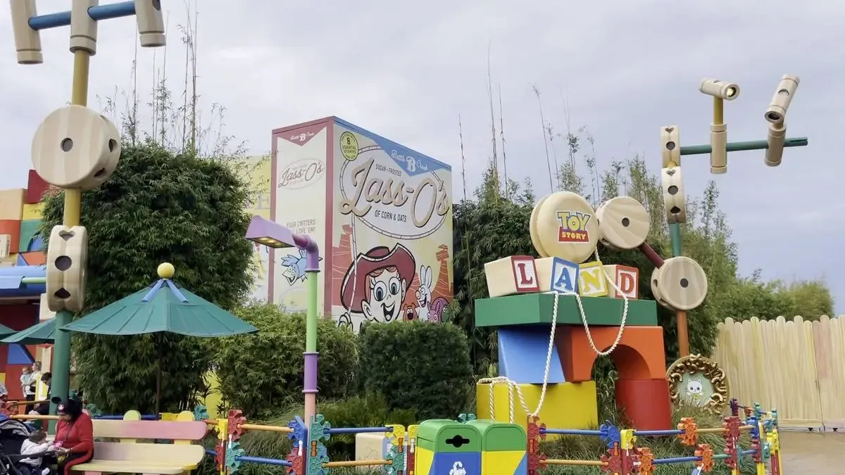 Disney_Hollywood_Studios_Toy_Story_Land_entrance_b2da997d21.webp