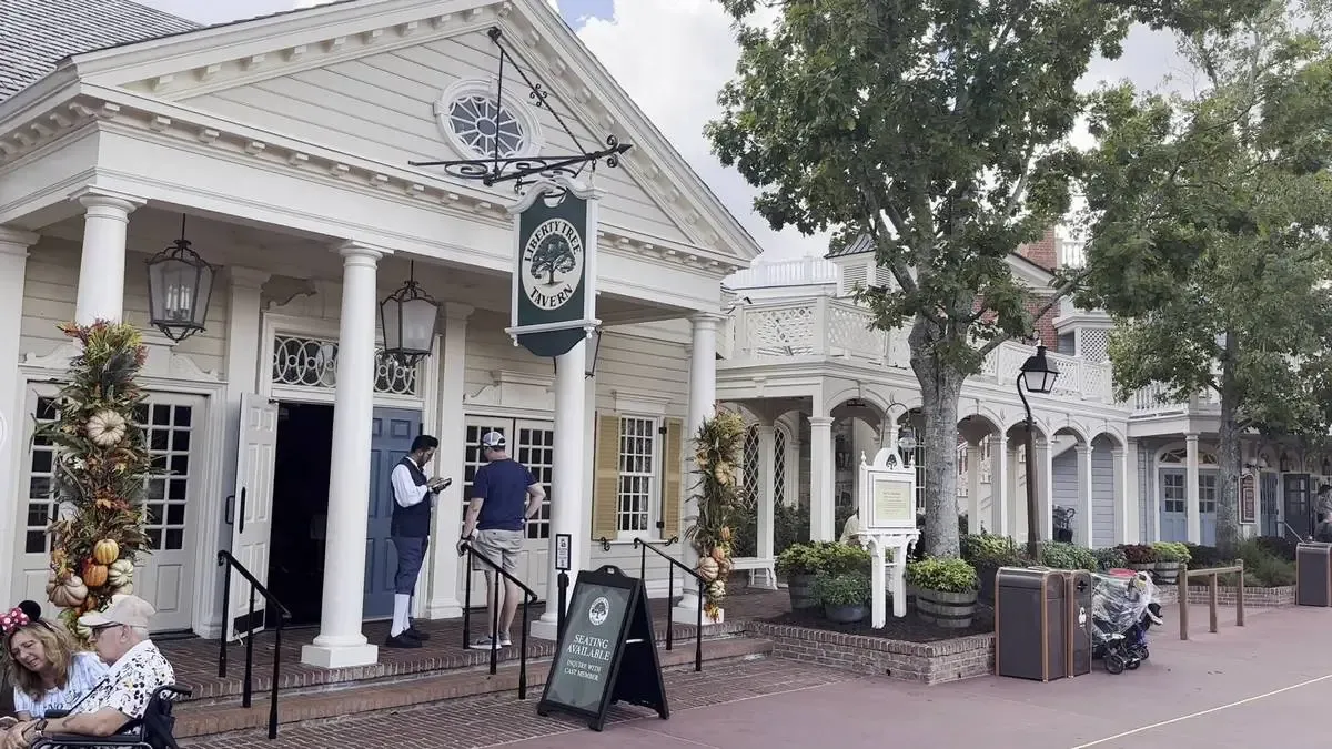 Disney_Magic_Kingdom_Liberty_Tree_Tavern_44598c5d06.webp