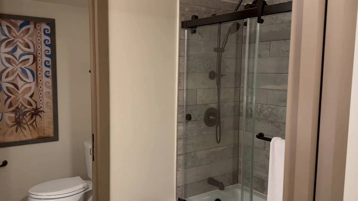 Disney_Polynesian_Village_bathroom_68c71c25f0.webp