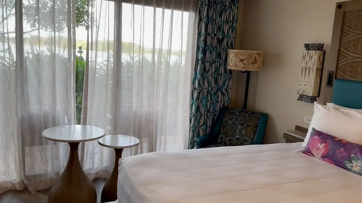Disney_Polynesian_Village_resort_room_bed_0b55721f1b.webp