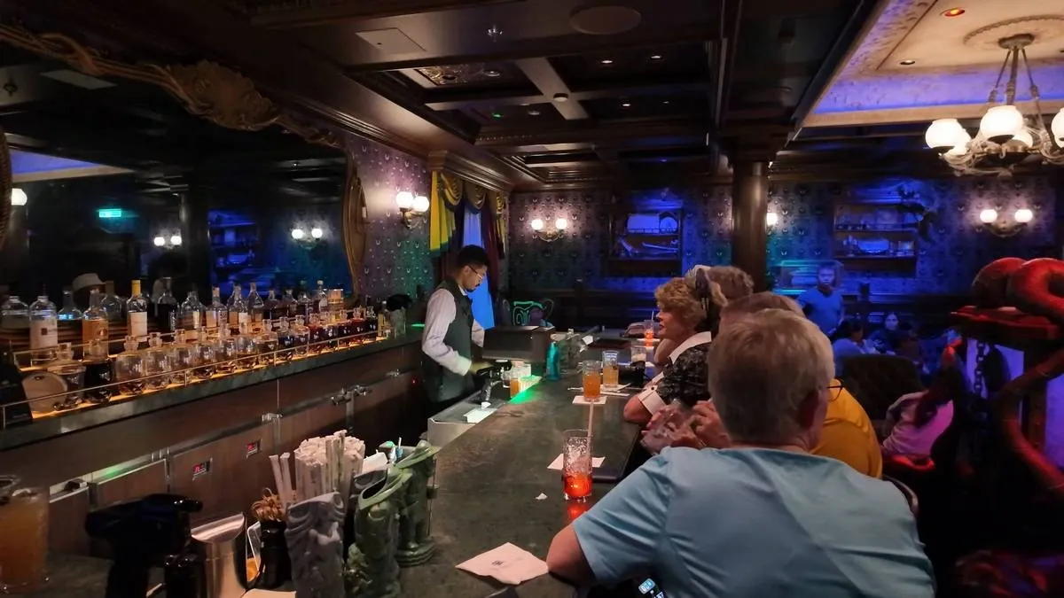 Disney_Treasure_Haunted_Mansion_Parlor_bar_824f097a68.webp