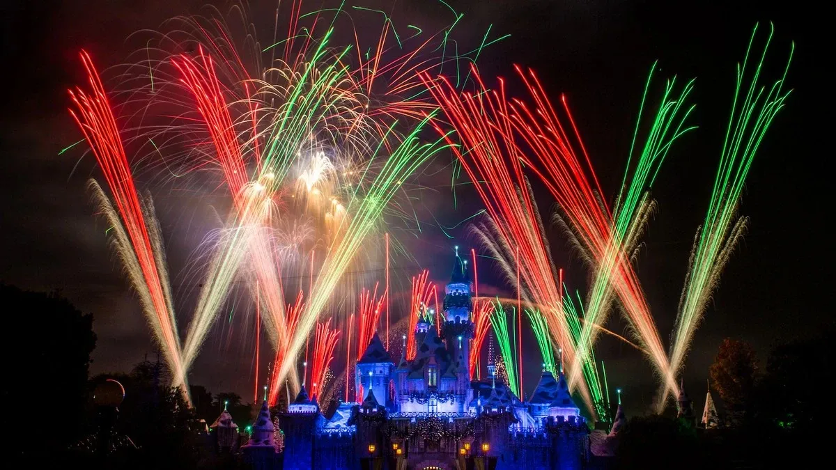 Disneyland_Christmas_fireworks_believe_magic_996cc31da1.webp