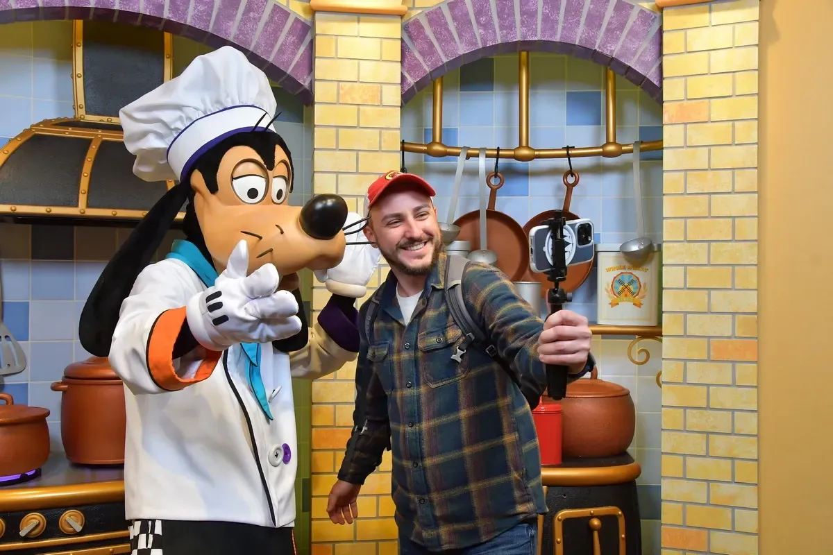 Disneyland_Goofys_Kitchen_restaurant_character_806736ddfa-1.webp