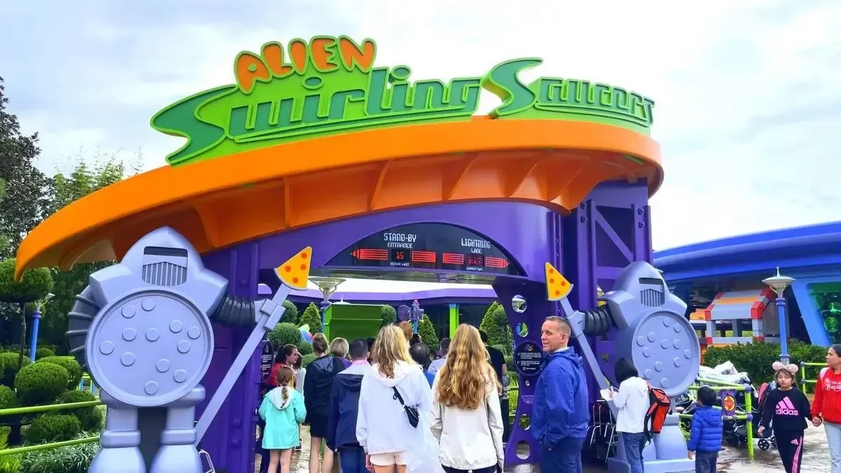 Hollywood_Studios_Alien_Swirling_Saucers_entrance_df20f72158.webp