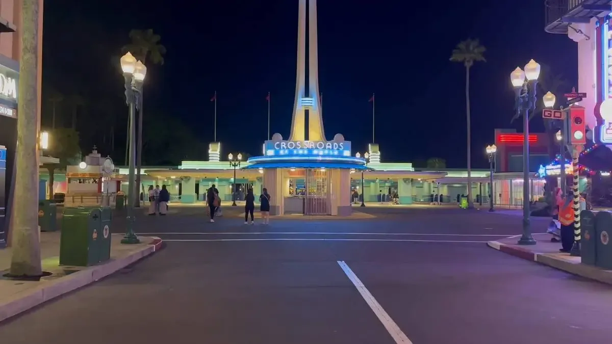 Hollywood_Studios_Crossroads_4165861fca.webp