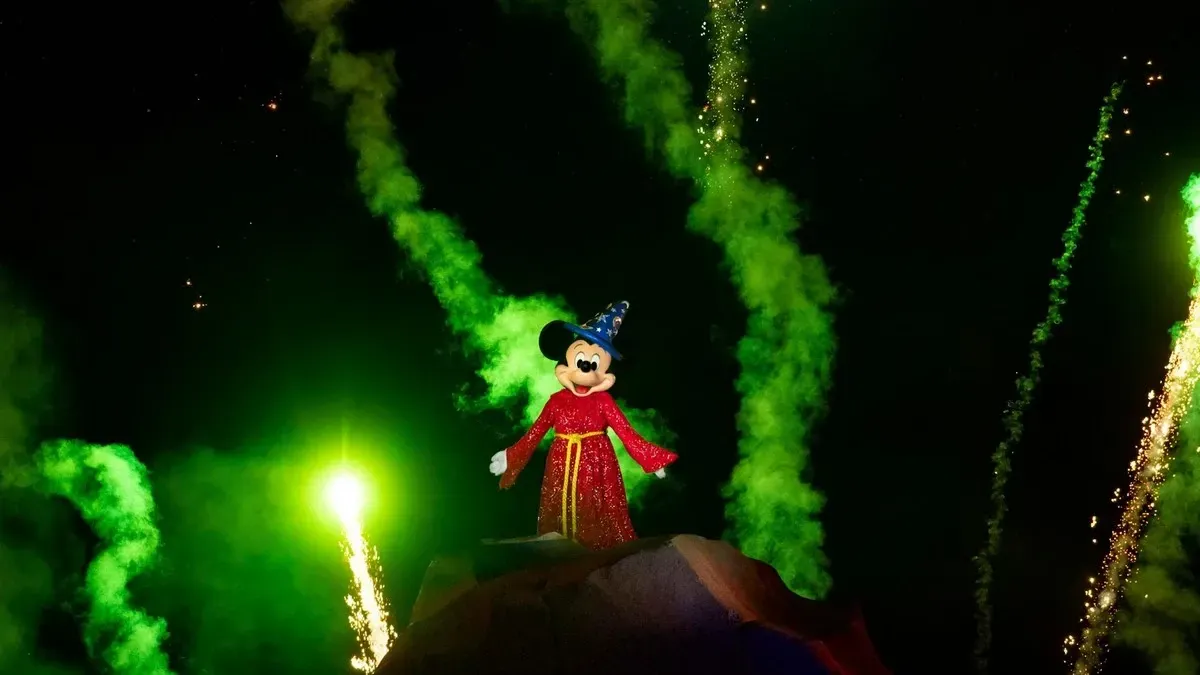 Hollywood_Studios_Fantasmic_Mickey_2e1f498422.webp