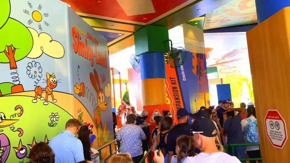 Hollywood_Studios_Slinky_Dog_Dash_queue_2fc53874dc.webp
