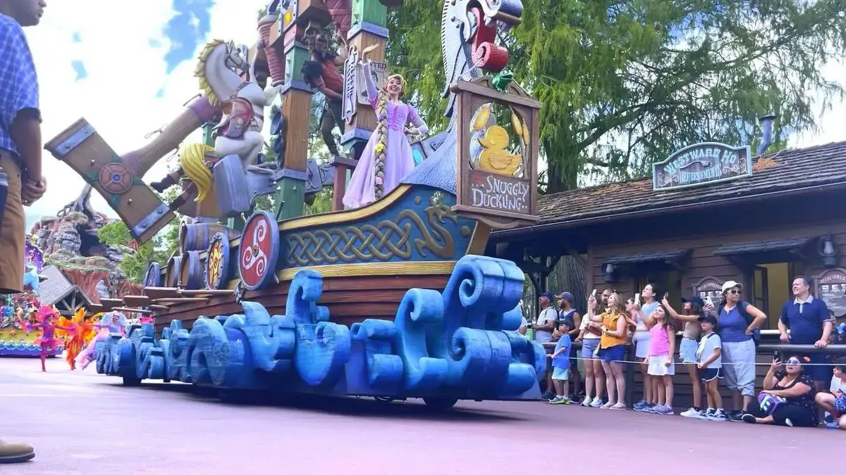 Magic_Kingdom_Festival_Fantasy_parade_rapunzel_fd64091a33.webp