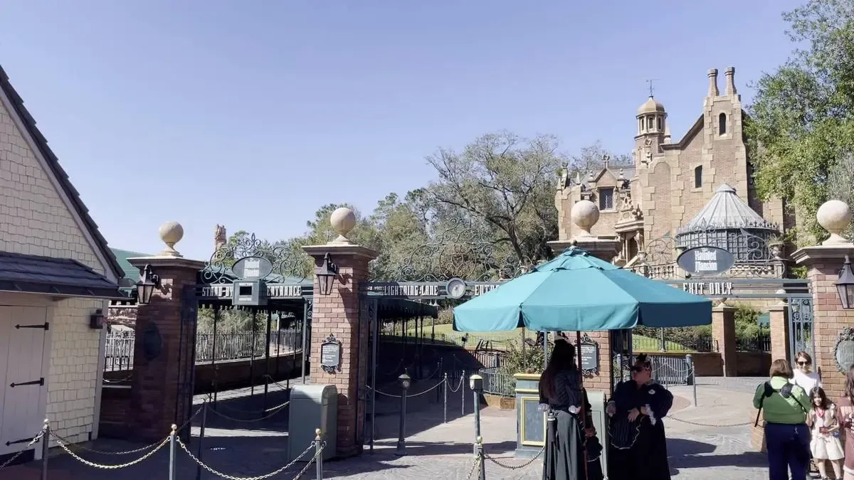 Magic_Kingdom_Haunted_House_entrance_3961c0b895.webp