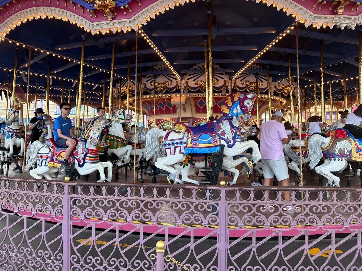 Magic_Kingdom_Prince_Charming_Carrousel_horse_0768295e06.webp