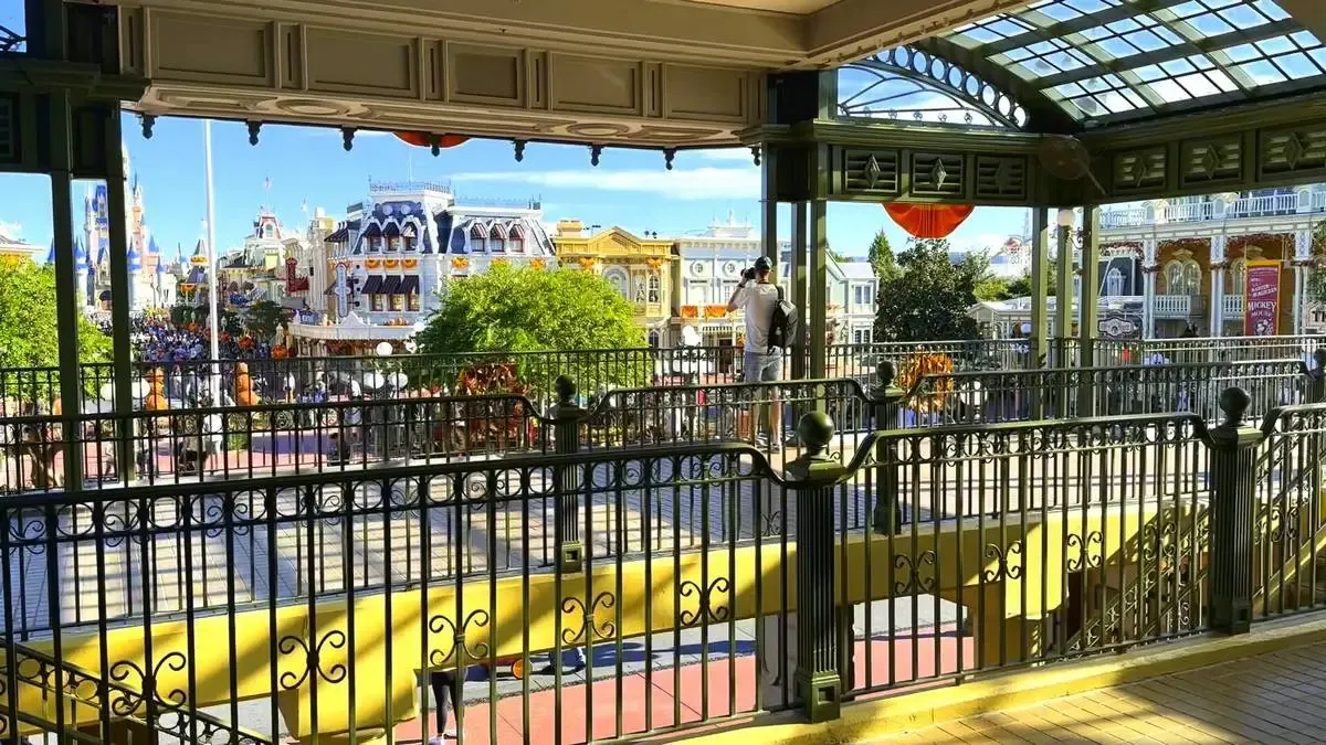 Magic_Kingdom_Railroad_train_station_4_fed5b03a61.webp