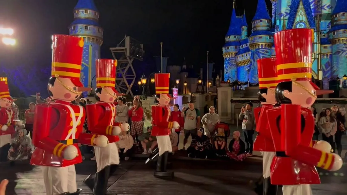 Mickeys_Very_Merry_Christmas_toy_soldiers_parade_808bed68f0.webp