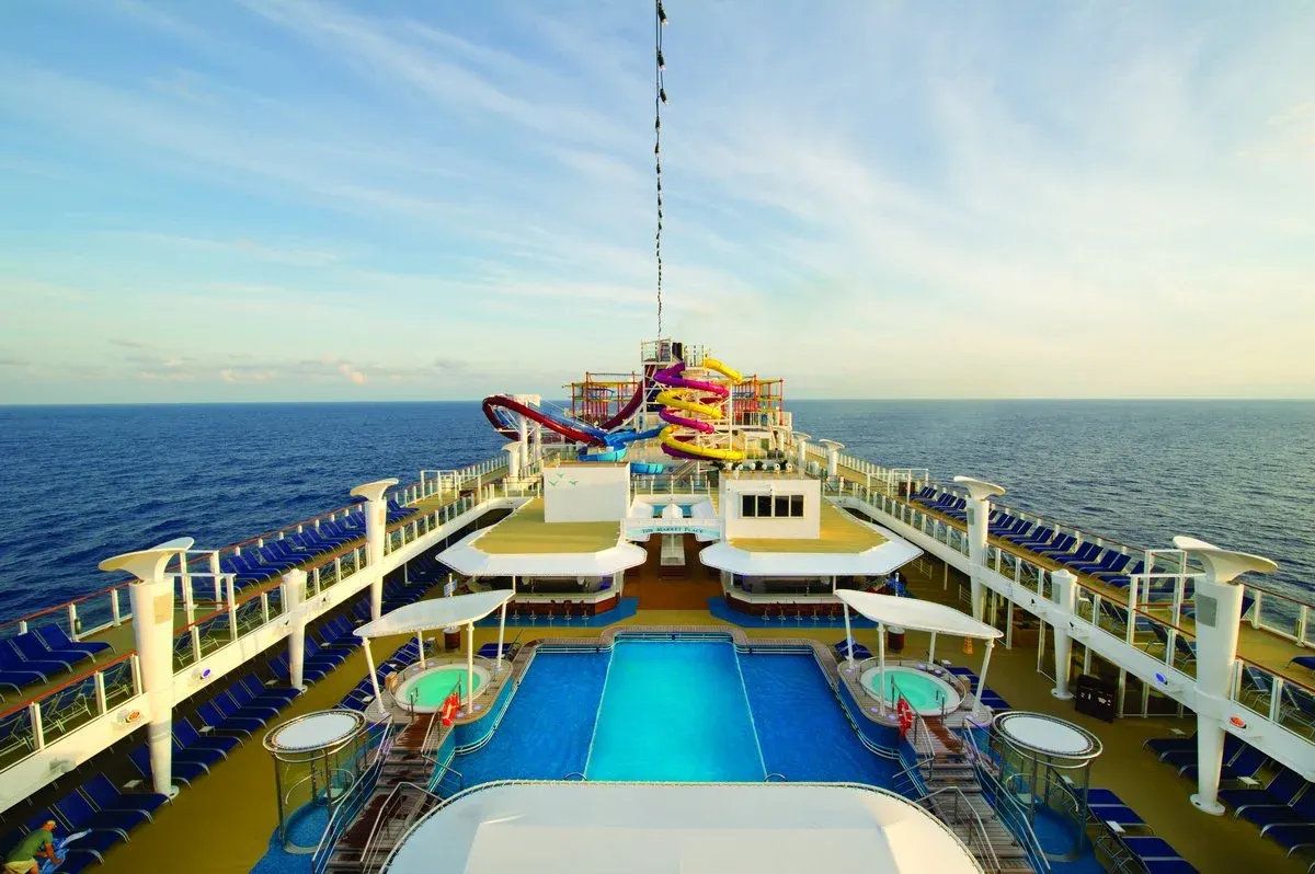 Norwegian_Cruise_Line_Breakaway_pool_44cabe0481.webp