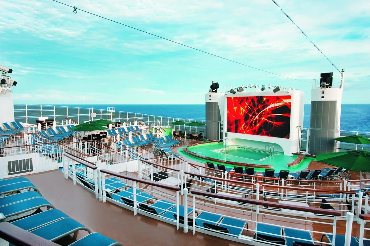 Norwegian_Cruise_Line_top_deck_pool_show_79a1f2f2e2.webp