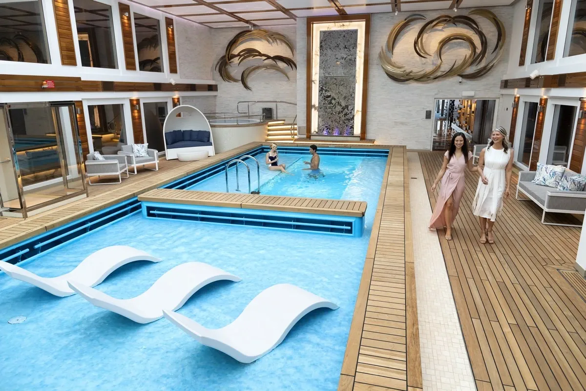 Norwegian_Cruise_line_The_Haven_pool_612743e932.webp