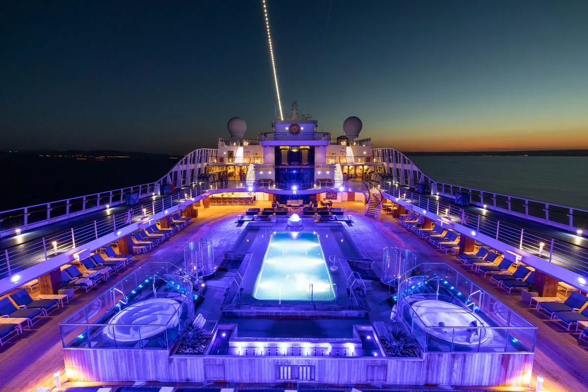 Oceania_Cruises_Riviera_Pool_2b7ccd54c7.webp