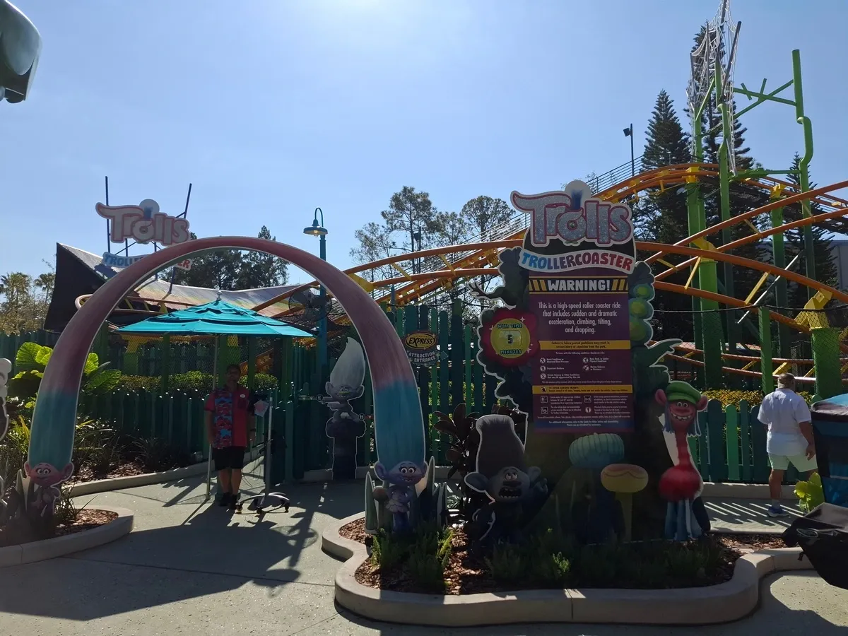 Trolls_Trollercoaster_ride_entrance_7e46f78824.webp