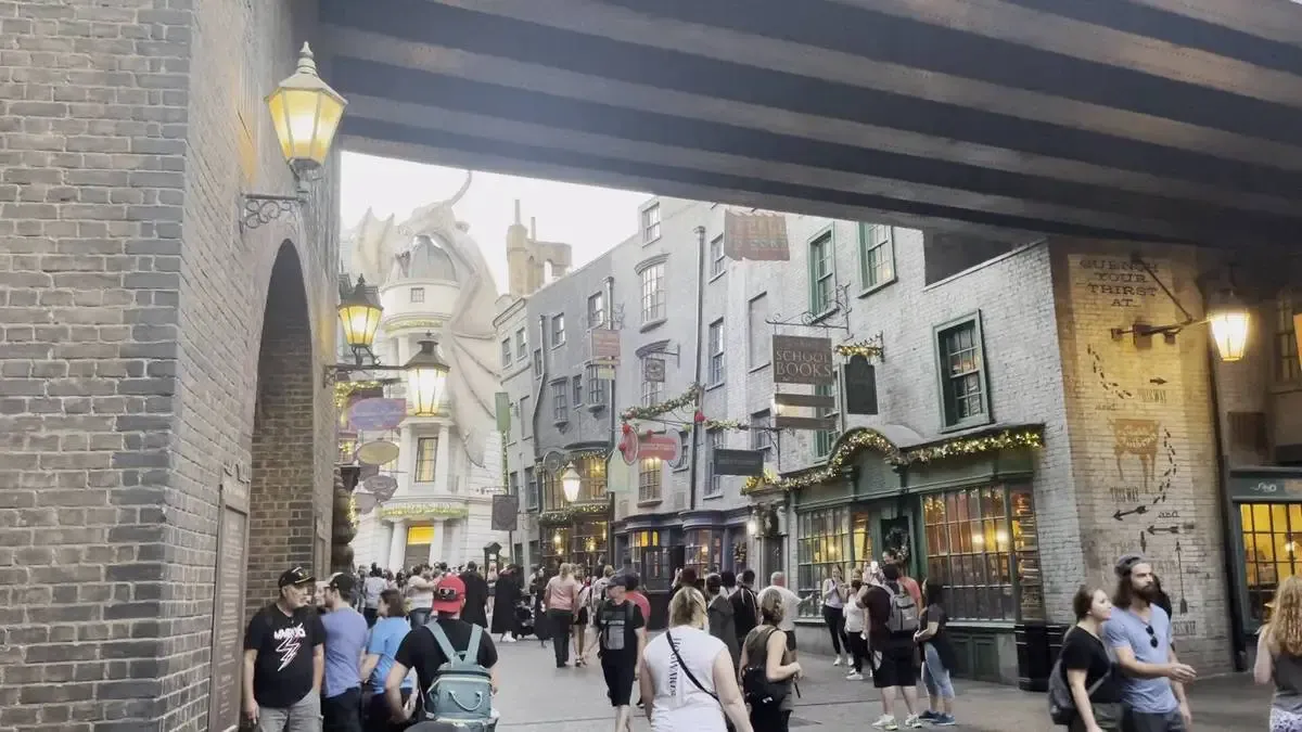 Universal_Studios_Diagon_Alley_Streets_3952342359-1.webp