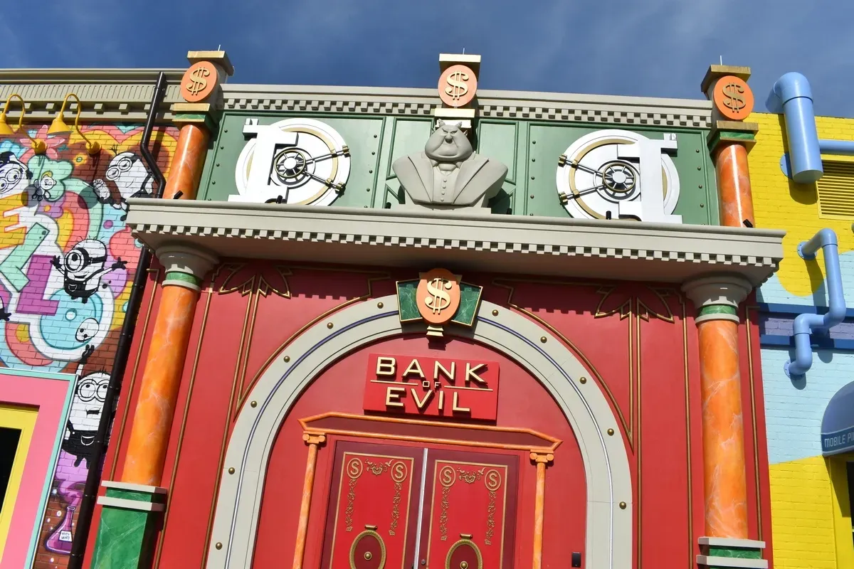 Universal_Studios_Minionland_Bank_of_Evil_7aa13fad53.webp