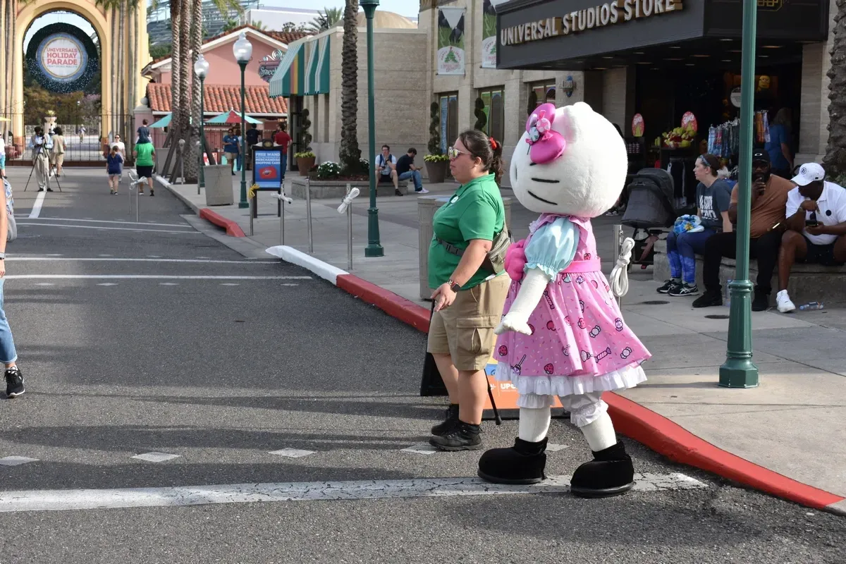 Universal_Studios_character_Hello_Kitty_af23c7a6c5.webp