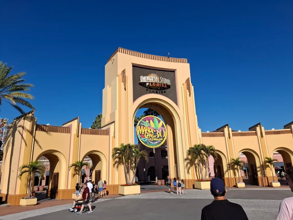 Universal_Studios_park_entrance_Mardi_Gras_b9088ba127.webp