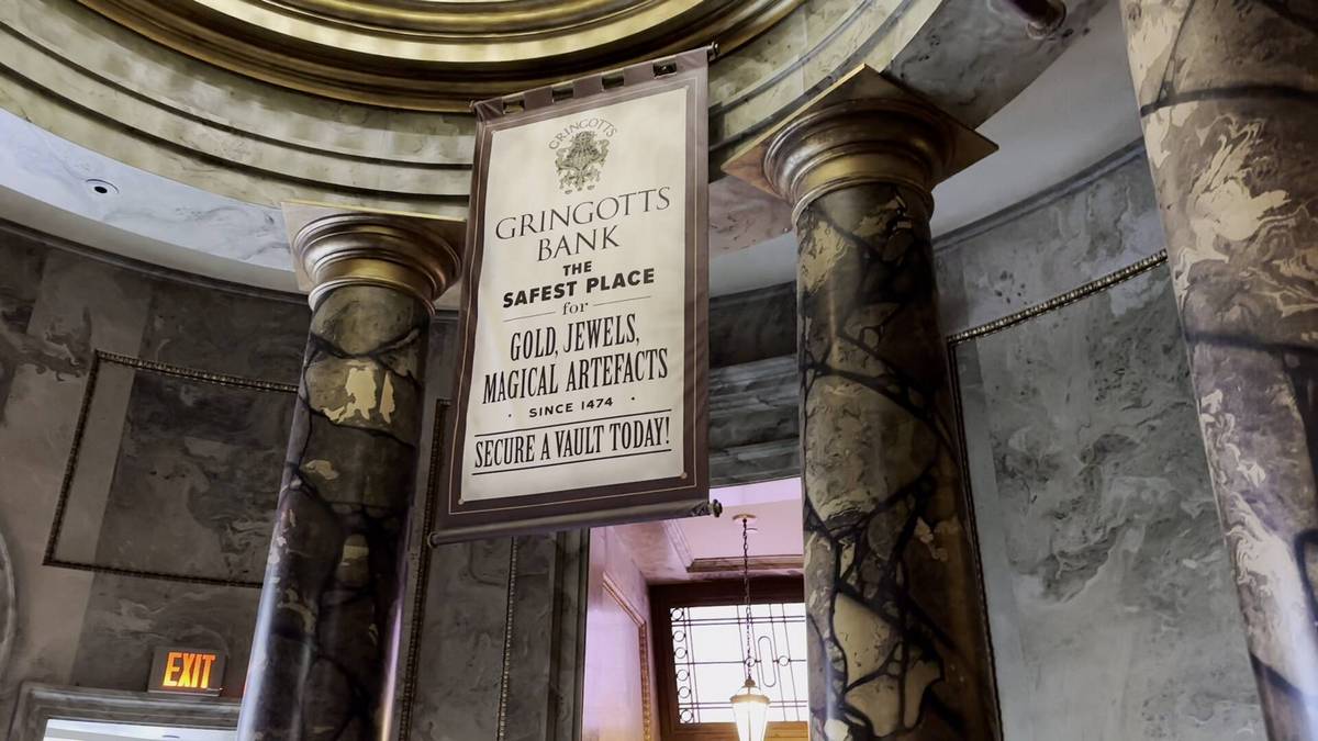 Universal_studios_harry_potter_escape_gringotts_prop_0cc1288816.jpg