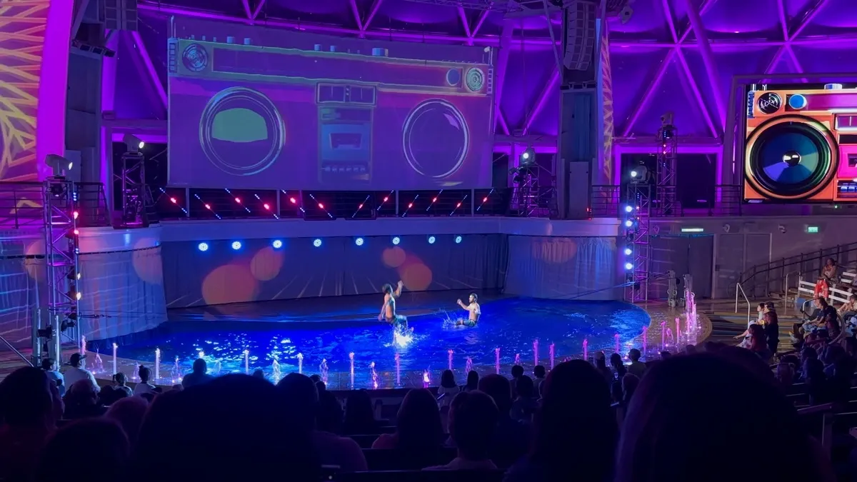 Utopia_of_the_Seas_Aquatheater_59ebb2fcff.webp
