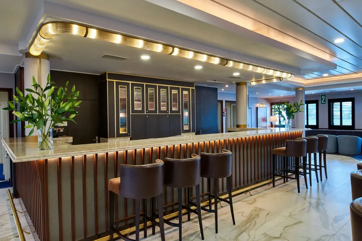 Windstar_Cruises_Lounge_Bar_2765ca65fc-1.webp